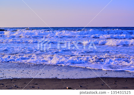 寒冬臘月的湘南：強風吹拂茅崎海岸，激起白色浪花 135431525