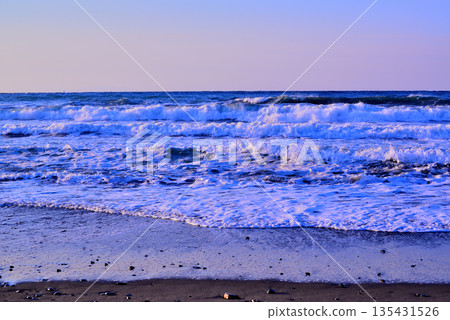 寒冬臘月的湘南：強風吹拂茅崎海岸，激起白色浪花 135431526