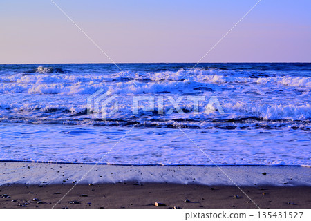 寒冬臘月的湘南：強風吹拂茅崎海岸，激起白色浪花 135431527