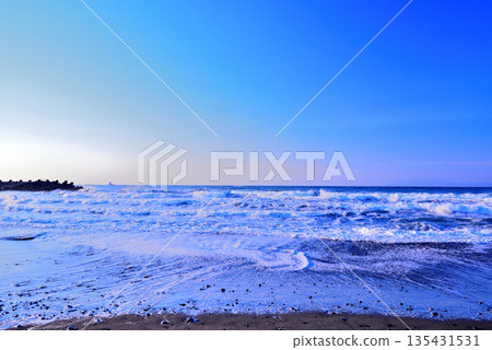 寒冬臘月的湘南：強風吹拂茅崎海岸，激起白色浪花 135431531