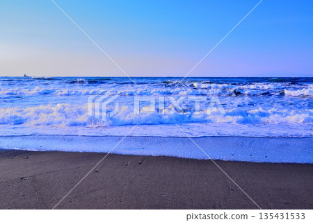 Shonan in the middle of winter: White waves on Chigasaki Coast in strong winds 135431533