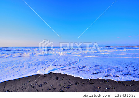 Shonan in the middle of winter: White waves on Chigasaki Coast in strong winds 135431555