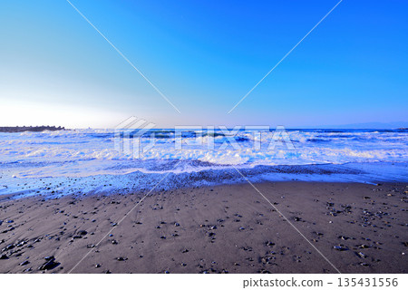 寒冬臘月的湘南：強風吹拂茅崎海岸，激起白色浪花 135431556