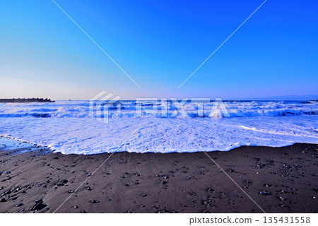 Shonan in the middle of winter: White waves on Chigasaki Coast in strong winds 135431558