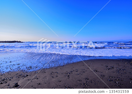 寒冬臘月的湘南：強風吹拂茅崎海岸，激起白色浪花 135431559