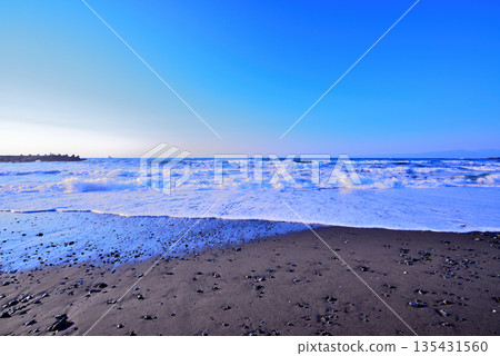 Shonan in the middle of winter: White waves on Chigasaki Coast in strong winds 135431560