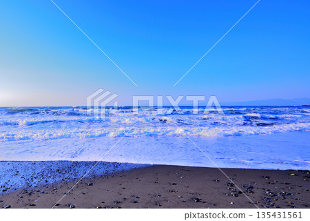 Shonan in the middle of winter: White waves on Chigasaki Coast in strong winds Shonan in the middle of winter: White waves on Chigasaki Coast in strong winds 135431561