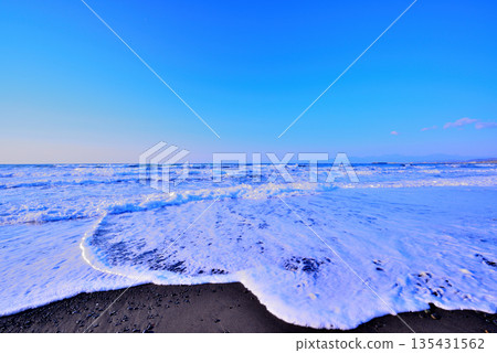 寒冬臘月的湘南：強風吹拂茅崎海岸，激起白色浪花 135431562