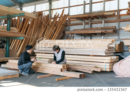 在建築業工作的男性 在建築業工作的男性 135431567