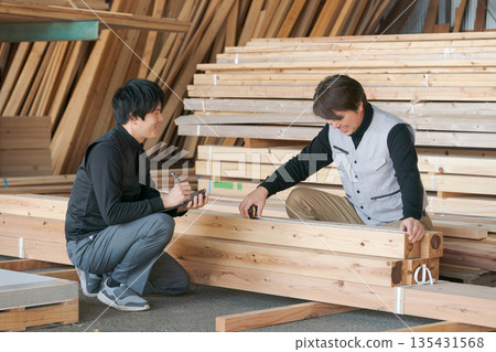 在建築業工作的男性 135431568