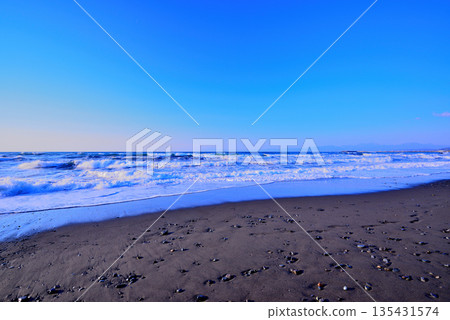 寒冬臘月的湘南：強風吹拂茅崎海岸，激起白色浪花 135431574