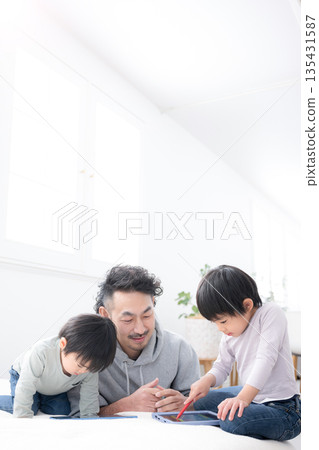 假期裡,父母和孩子一起用平板電腦學習,邊玩邊學。父子(兄弟)一起享受養育孩子的樂趣。 假期裡,父母和孩子一起用平板電腦學習,邊玩邊學。父子(兄弟)一起享受養育孩子的樂趣。 135431587