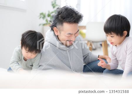 假期裡,父母和孩子一起用平板電腦學習,邊玩邊學。父子(兄弟)一起享受養育孩子的樂趣。 假期裡,父母和孩子一起用平板電腦學習,邊玩邊學。父子(兄弟)一起享受養育孩子的樂趣。 135431588