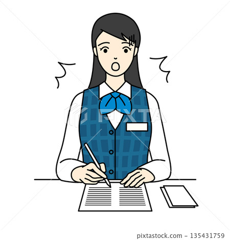 一位正在寫文件的女上班族，臉上露出驚訝的表情。 135431759
