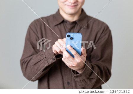 操作智能手機的男性人 135431822