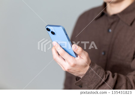 操作智能手機的男性人 135431823