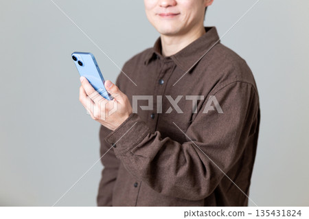 操作智能手機的男性人 135431824