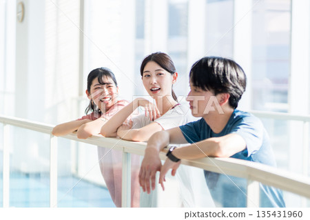 男男女女在健身房運動。圖片由以下機構提供:Sports Club & Sauna Spa Renaissance Makuhari 24 男男女女在健身房運動。圖片由以下機構提供:Sports Club & Sauna Spa Renaissance Makuhari 24 135431960