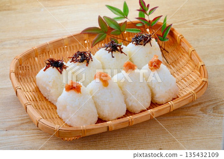 8個小飯糰。昆布梅子飯糰。 8個小飯糰。昆布梅子飯糰。 135432109