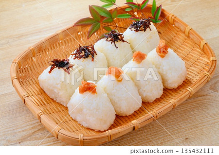 8個小飯糰。昆布梅子飯糰。 135432111