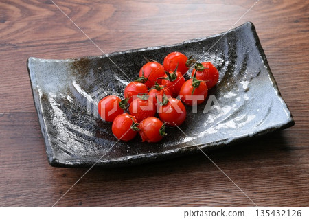 A super easy recipe. Grilled cherry tomatoes. Just grill them on the grill. Sprinkle with salt and you're done. 135432126