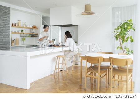 一對五十多歲的夫婦在餐廳廚房喝咖啡。 135432154