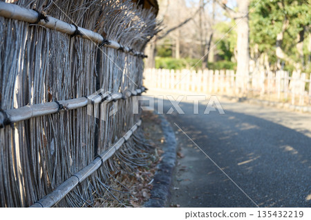 蜿蜒的竹籬笆和步道 135432219