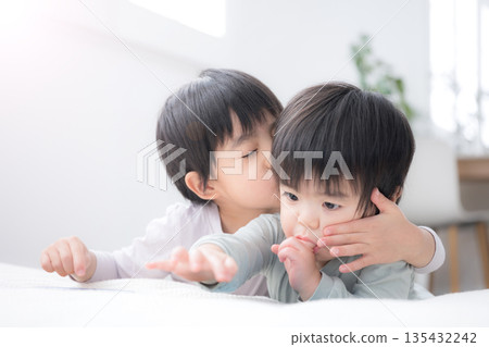 哥哥愛他的弟弟，兄弟倆關係親密，有肢體接觸。 135432242