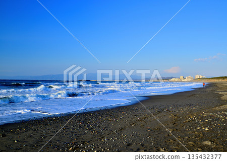 Shonan in midwinter: White waves on Chigasaki coast in strong winds. Mt. Fuji. 135432377