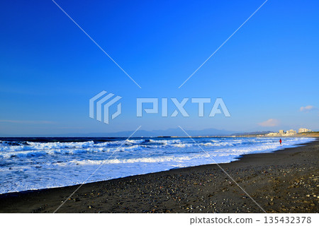 湘南冬：茅崎海岸在強風中掀起白色浪花。富士山。 135432378