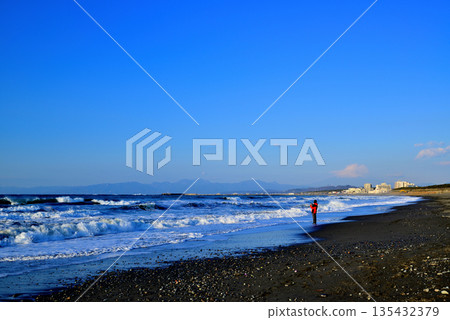 Shonan in midwinter: White waves on Chigasaki coast in strong winds. Mt. Fuji. Shonan in midwinter: White waves on Chigasaki coast in strong winds. Mt. Fuji. 135432379