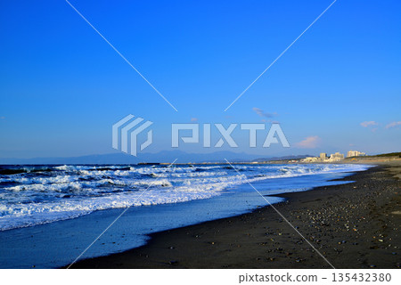 湘南冬：茅崎海岸在強風中掀起白色浪花。富士山。 135432380