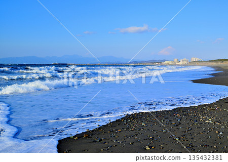 Shonan in midwinter: White waves on Chigasaki coast in strong winds. Mt. Fuji. 135432381