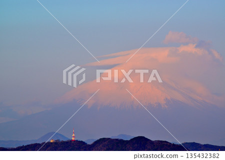 Shonan in midwinter: White waves on Chigasaki coast in strong winds. Mt. Fuji. 135432382