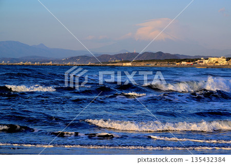 湘南冬：茅崎海岸在強風中掀起白色浪花。富士山。 135432384