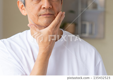 患有皮膚問題的老人 患有皮膚問題的老人 135432523
