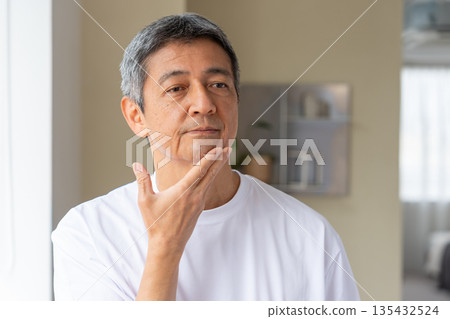 患有皮膚問題的老人 135432524