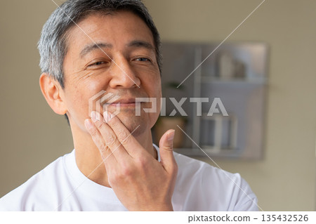 患有皮膚問題的老人 患有皮膚問題的老人 135432526