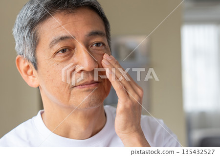 患有皮膚問題的老人 患有皮膚問題的老人 135432527