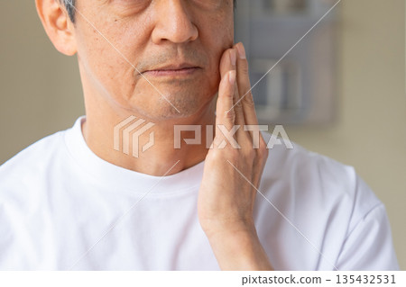 一個男人看著鏡子困擾著 一個男人看著鏡子困擾著 135432531