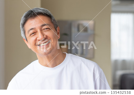 微笑的老者放鬆 微笑的老者放鬆 135432538