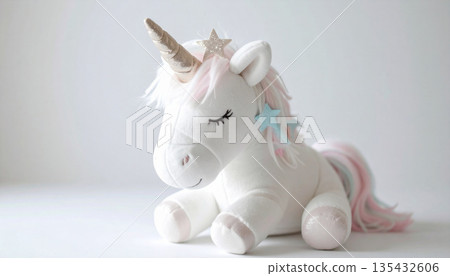 一隻飾有星星的獨角獸毛絨玩具。造型簡潔柔和。 一隻飾有星星的獨角獸毛絨玩具。造型簡潔柔和。 135432606