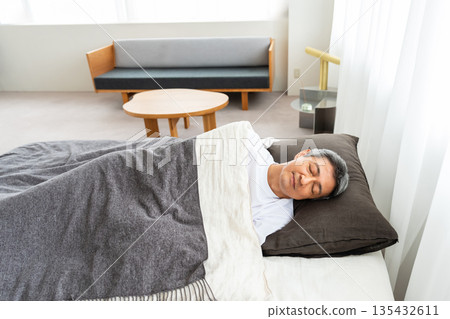 中年男子睡在床上 135432611