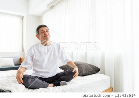坐在床上的老人 坐在床上的老人 135432614
