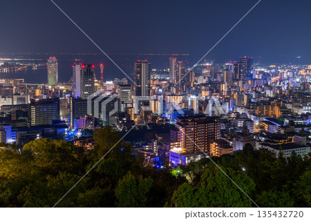 兵庫縣：黎明前神戶維納斯橋與諏訪山公園展望台的夜景 135432720