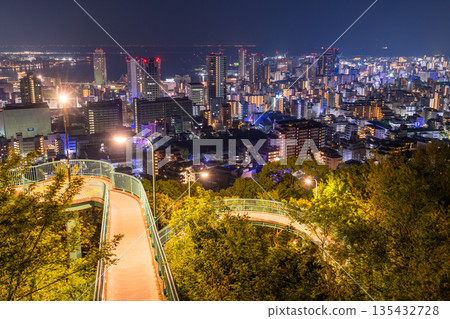 兵庫縣：黎明前神戶維納斯橋與諏訪山公園展望台的夜景 135432728