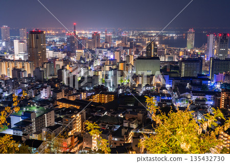 兵庫縣:黎明前神戶維納斯橋與諏訪山公園展望台的夜景 兵庫縣:黎明前神戶維納斯橋與諏訪山公園展望台的夜景 135432730