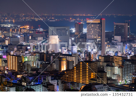 兵庫縣：黎明前神戶維納斯橋與諏訪山公園展望台的夜景 135432731