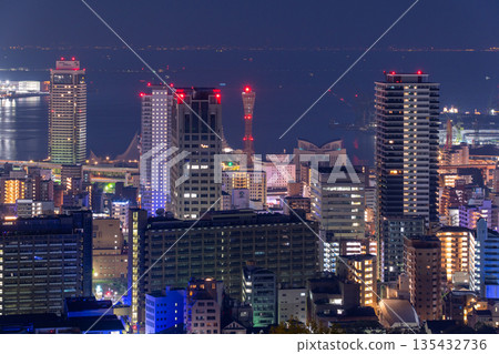 兵庫縣：黎明前神戶維納斯橋與諏訪山公園展望台的夜景 135432736
