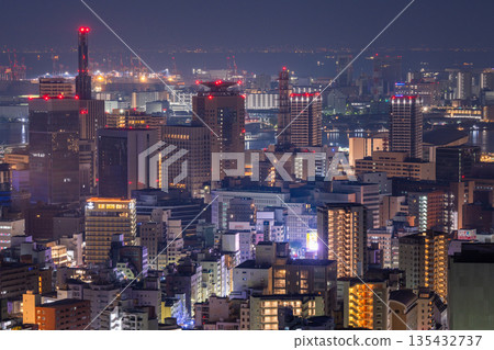 兵庫縣:黎明前神戶維納斯橋與諏訪山公園展望台的夜景 兵庫縣:黎明前神戶維納斯橋與諏訪山公園展望台的夜景 135432737